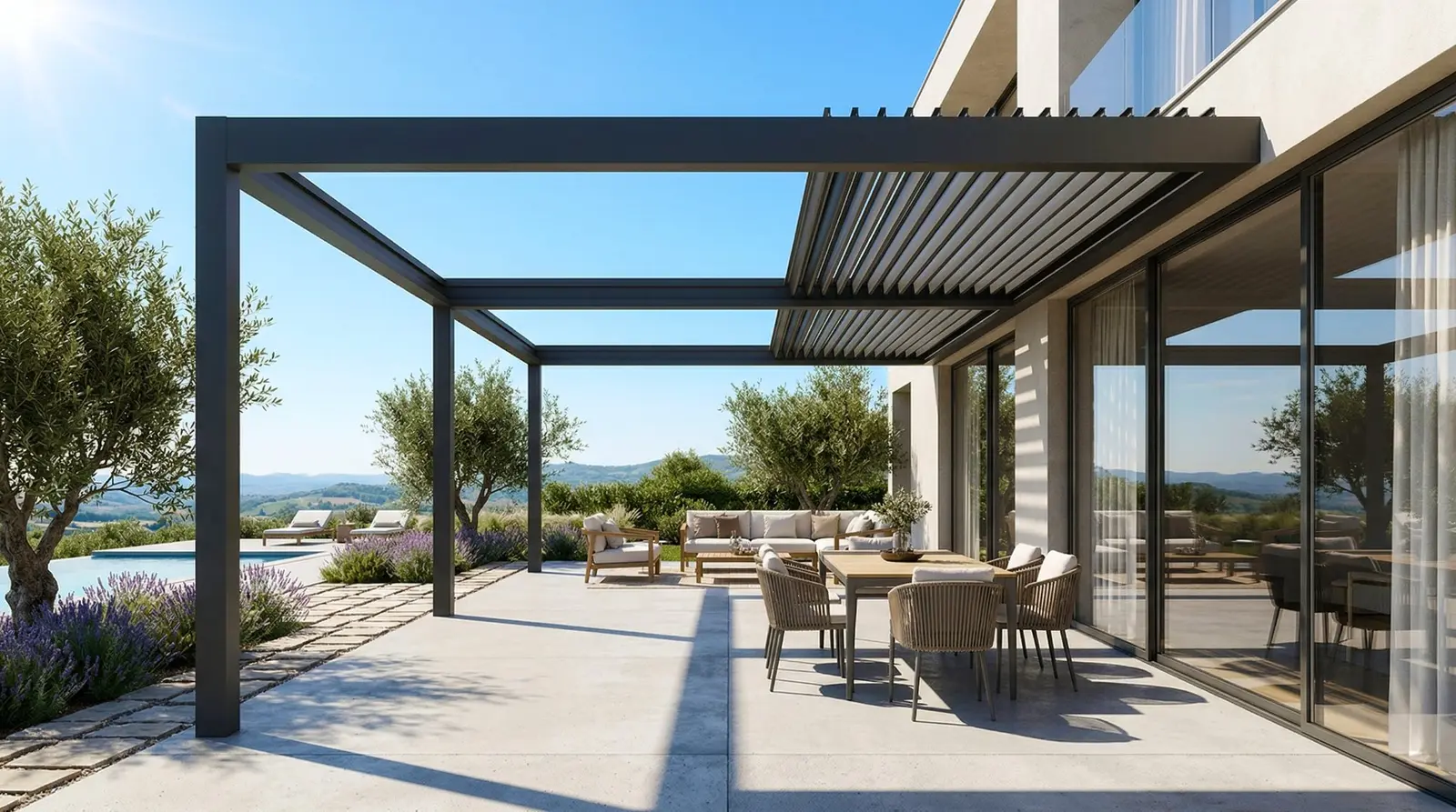 Luxa Aperio 800 toit rétractable sur villa méditerranéenne avec piscine à débordement et oliviers